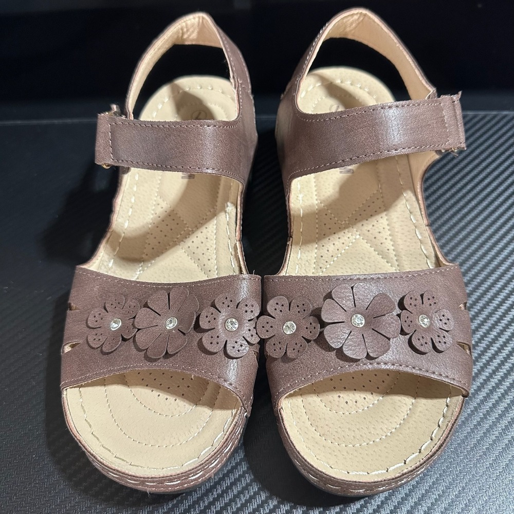 Women's Faux Leather Kecom Brown Flower Rhinestone Sandals Size 7
